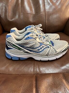 Saucony Women’s Guide 5 Mesh Trainer in Light Gray, Blue & silver Size 10 1/2